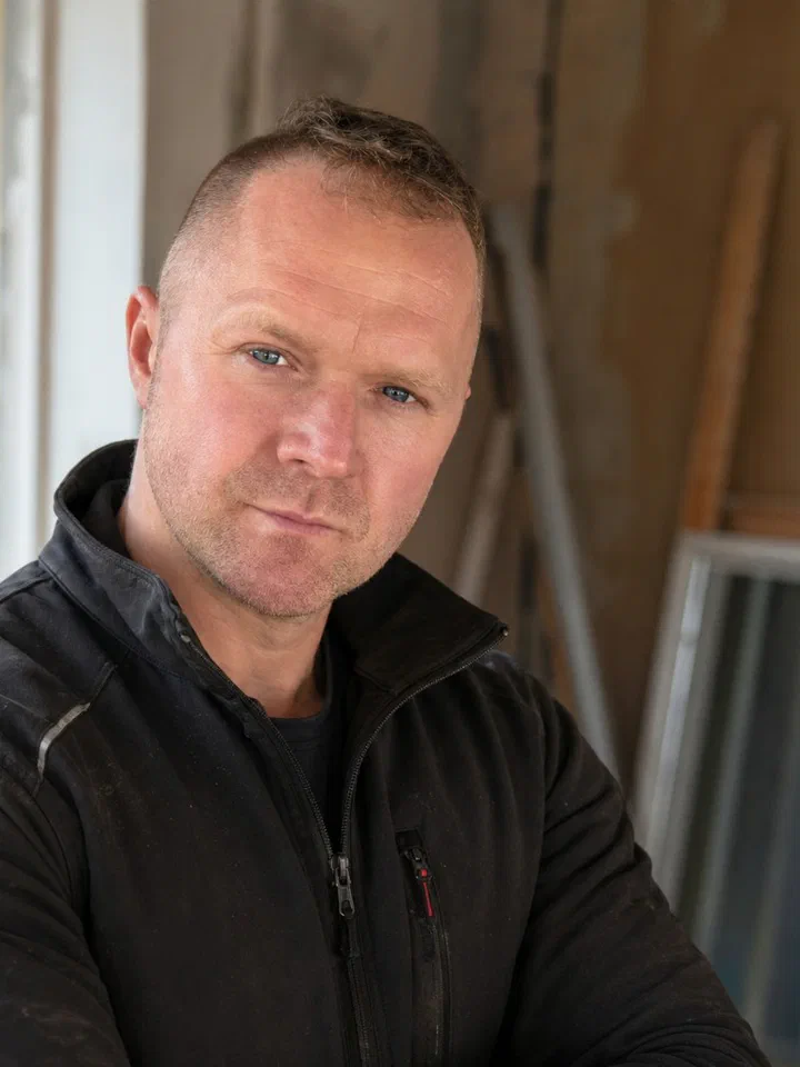 Rafael Urbanski, Inhaber des Bauteam Rügen, in Arbeitskleidung auf einer Baustelle